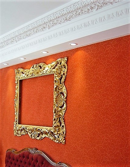 Corniche en staff D895 – Une moulure décorative richement sculptée, aux détails floraux élégants et intemporels.