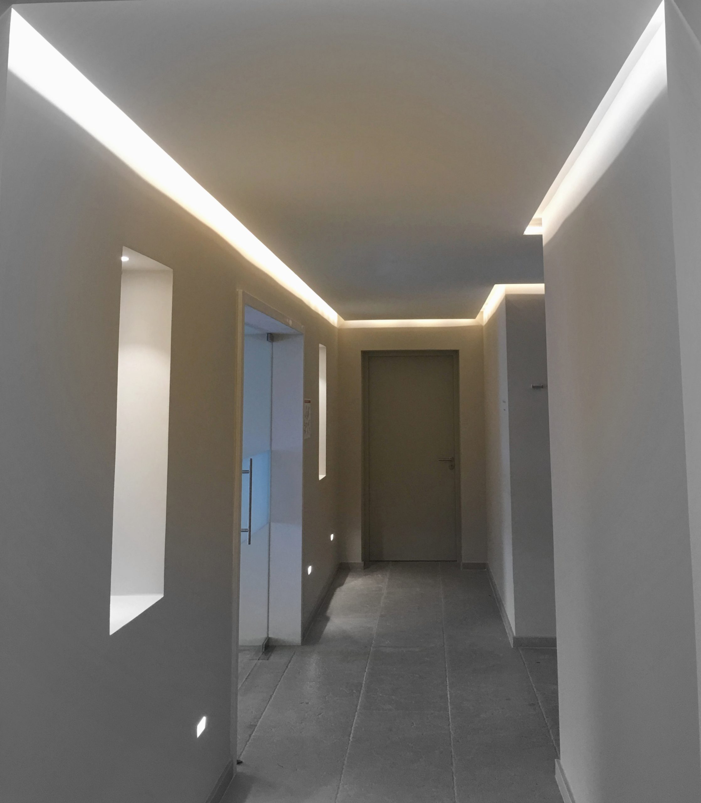 corniche lumineuse d108 a eclairage indirect en platre a relier avec un plafond en BA13