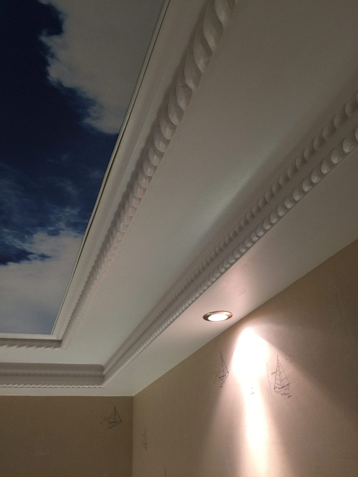 Association d'une équerre et d'une corniche ornementée une deco tout en staff