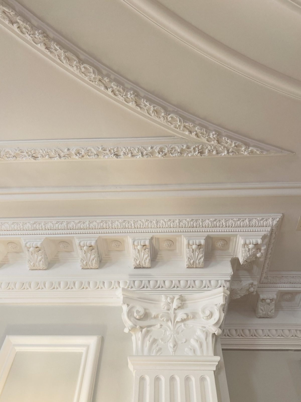 corniche ornementee chateau des hauts de provins