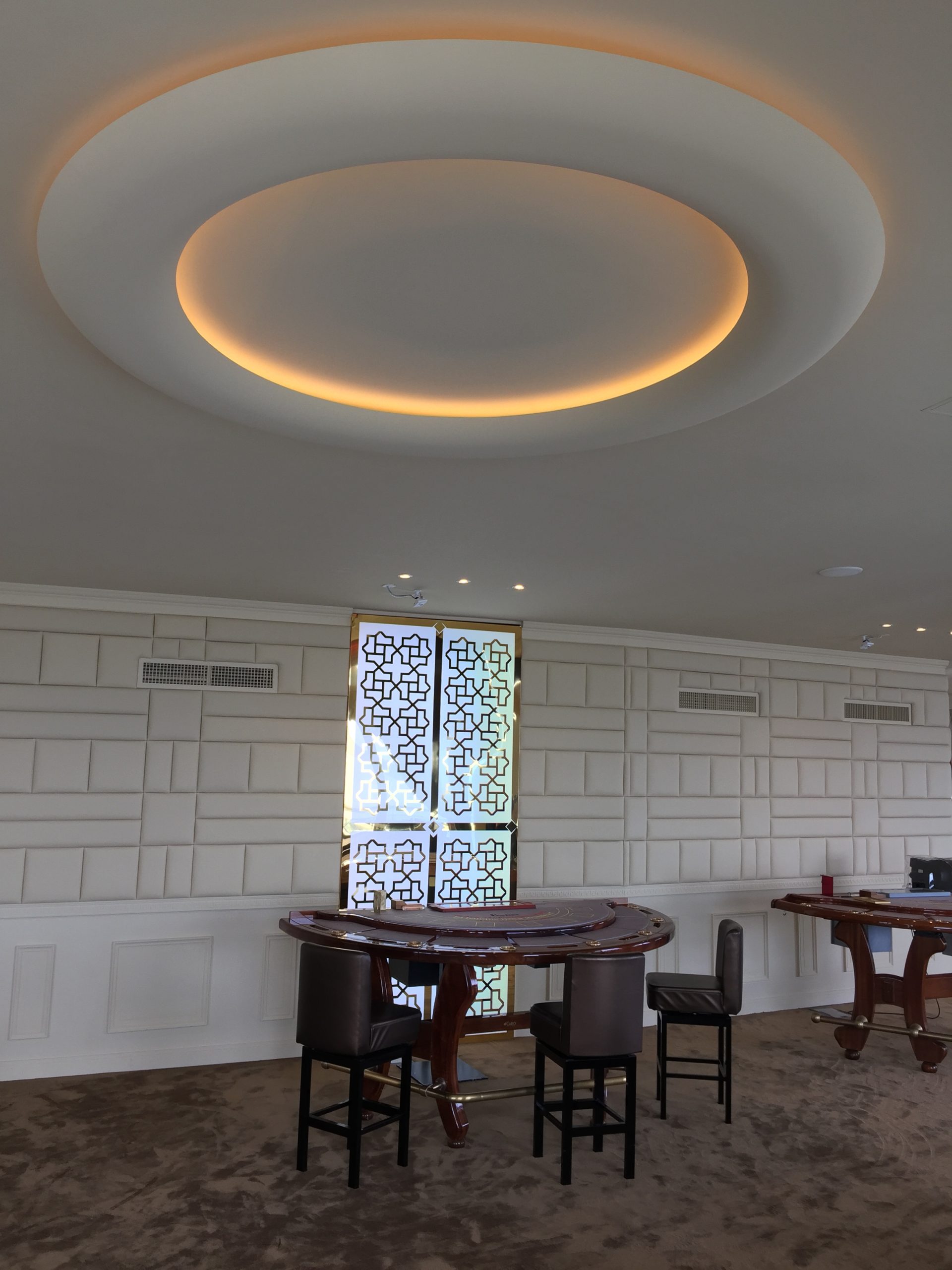 Suspension en staff au plafond