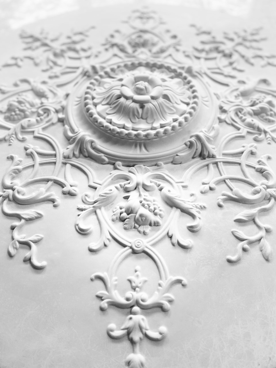 Rosace ornementee M401 en staff a coller sur le plafond