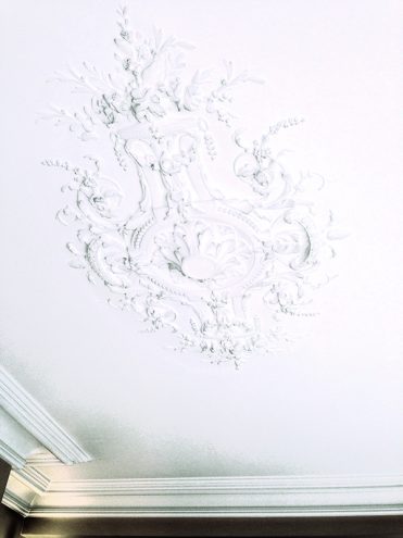 m407 rosace ovale encastree ornementee la gamme Staff Decor collage au plafond