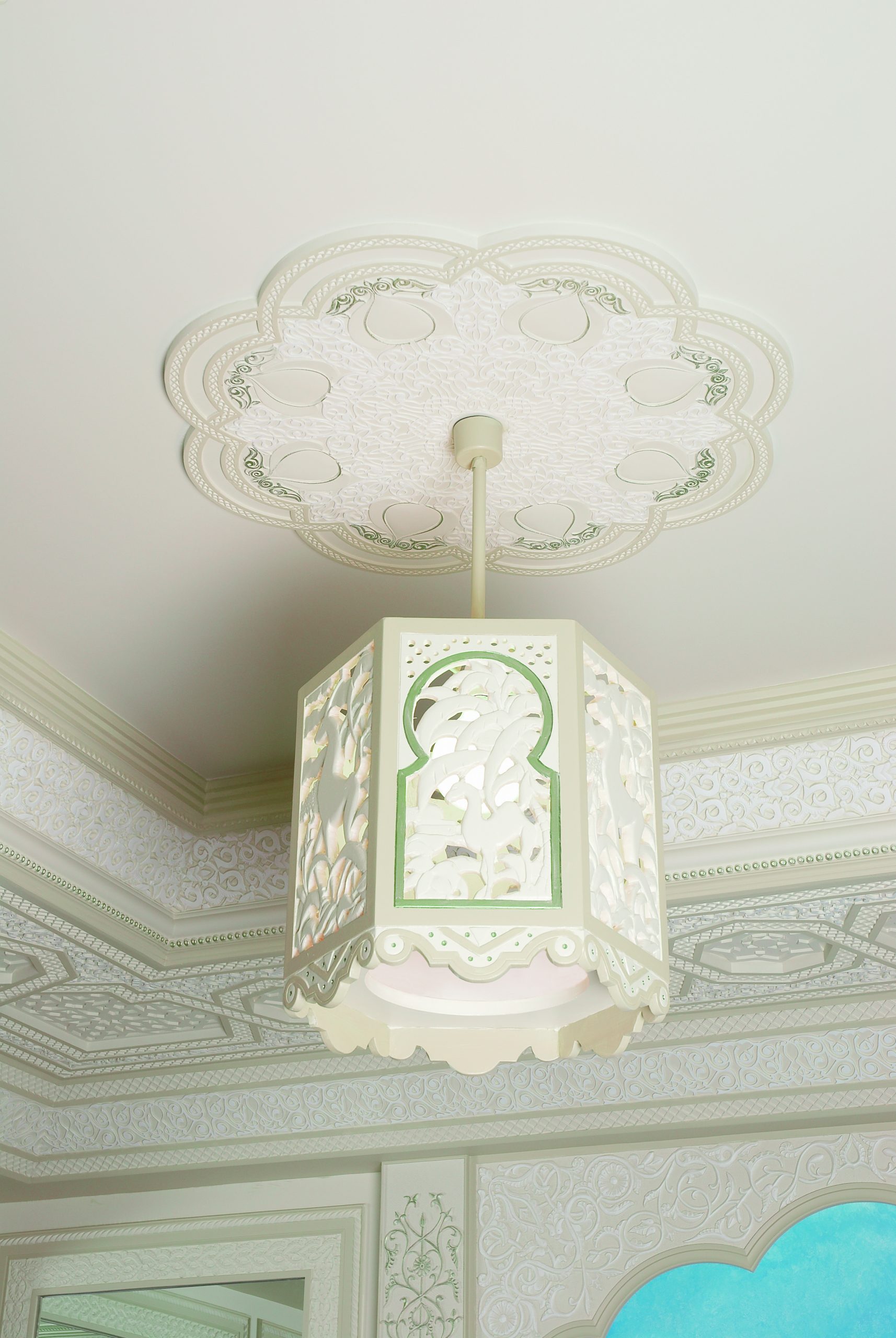 m421 mise en situation rosace orientale en platre de la gamme Staff Decor a fixer au plafond