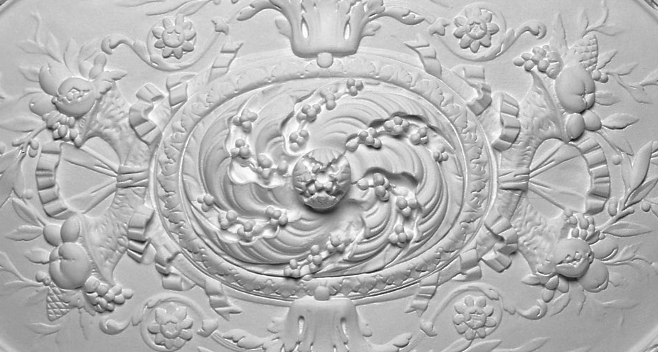 detail rosace ovale en platre collection Staff Decor se fixe par collage au plafond
