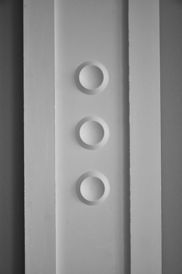 effet de matière anneau pour un habillage de pilastre contemporain a coller sur le mur