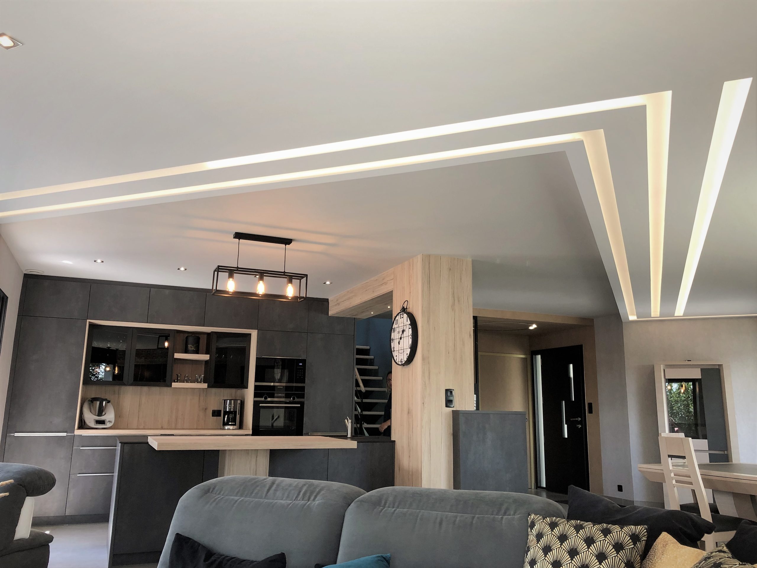 plafond mumineux en staff composé de bandeaux lumineux