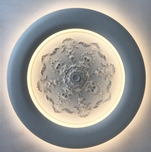 M605 rosace ornementee au plafond collage facile