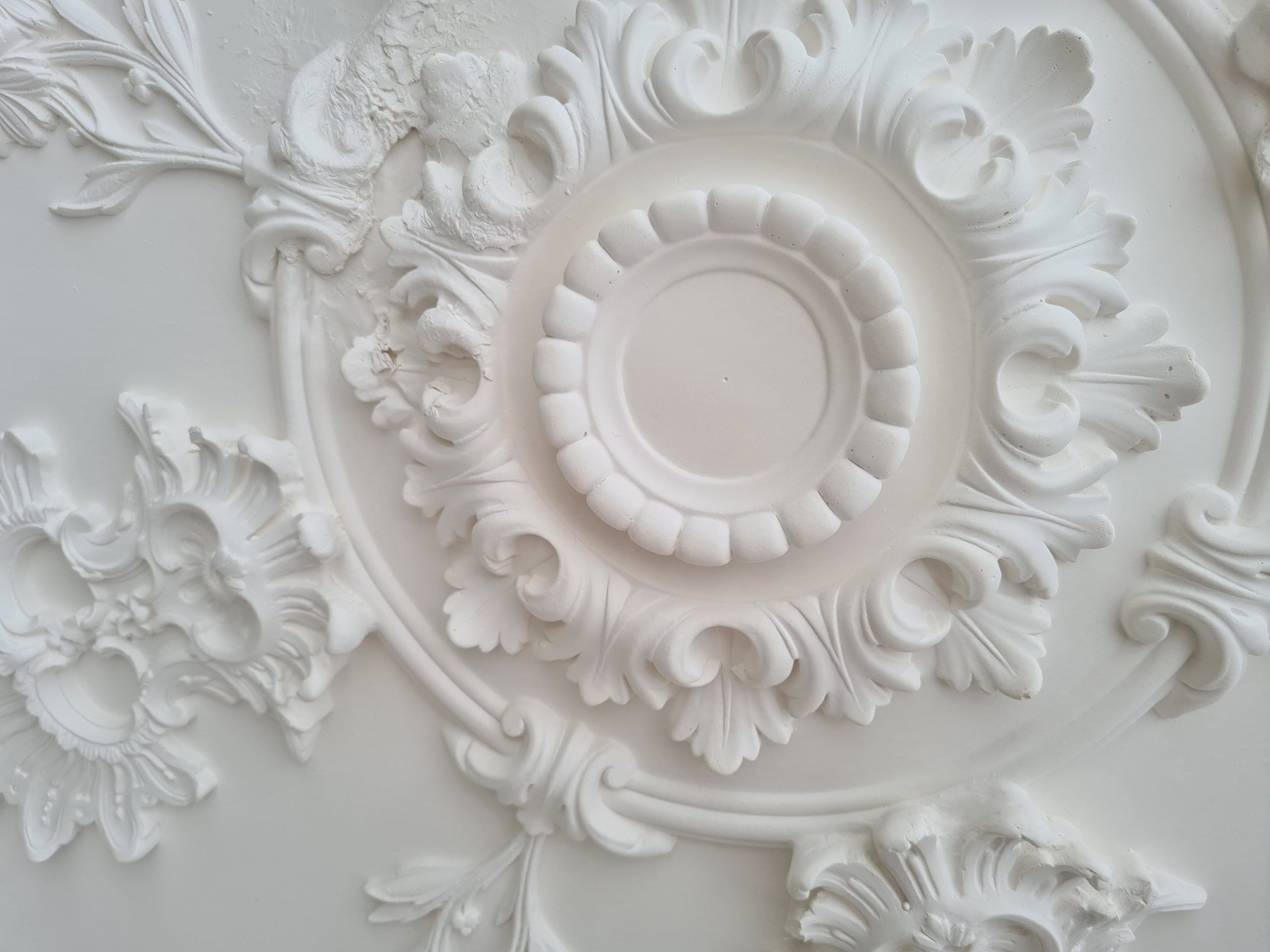 Centre de la rosace M605 rosace ornementee en staff de chez staff decor