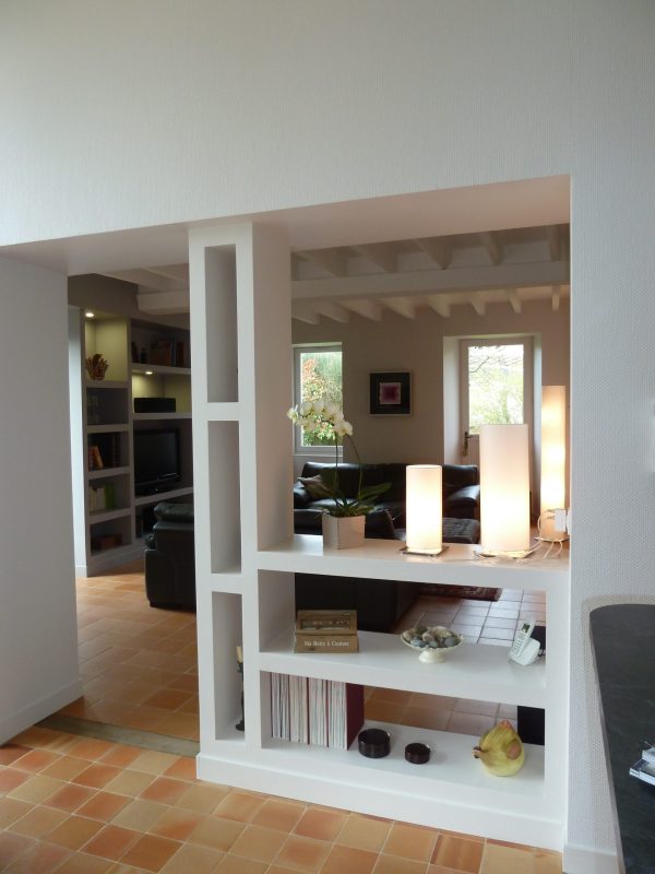 deco contemporaine dans un salon avec des modulostaff en staff