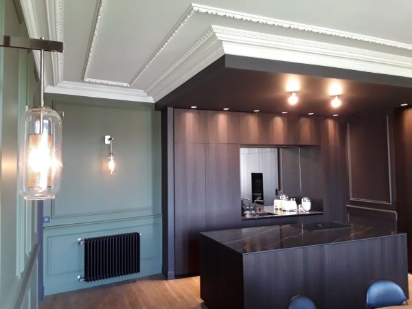 Mélange d'ambiance pour cette cuisine avec des corniches ornementees en staff de chez Staff Décor