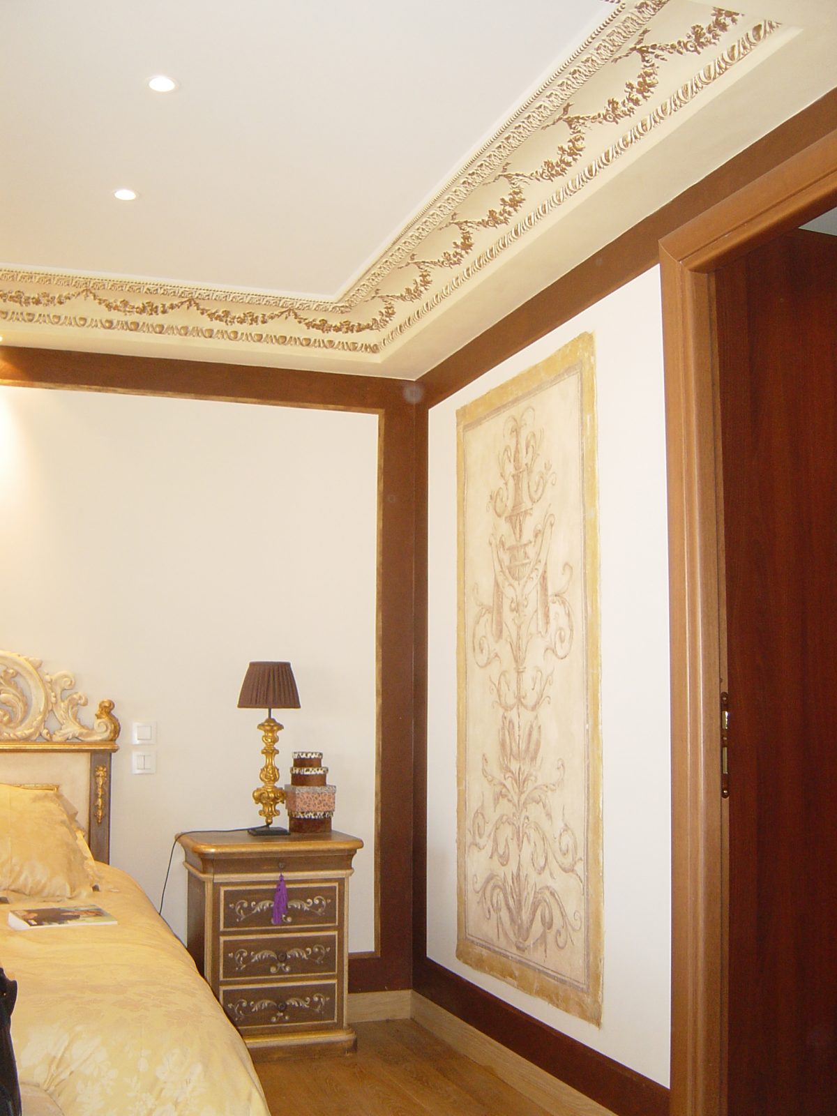 Corniche ornementee D844 collee au plafond en staff