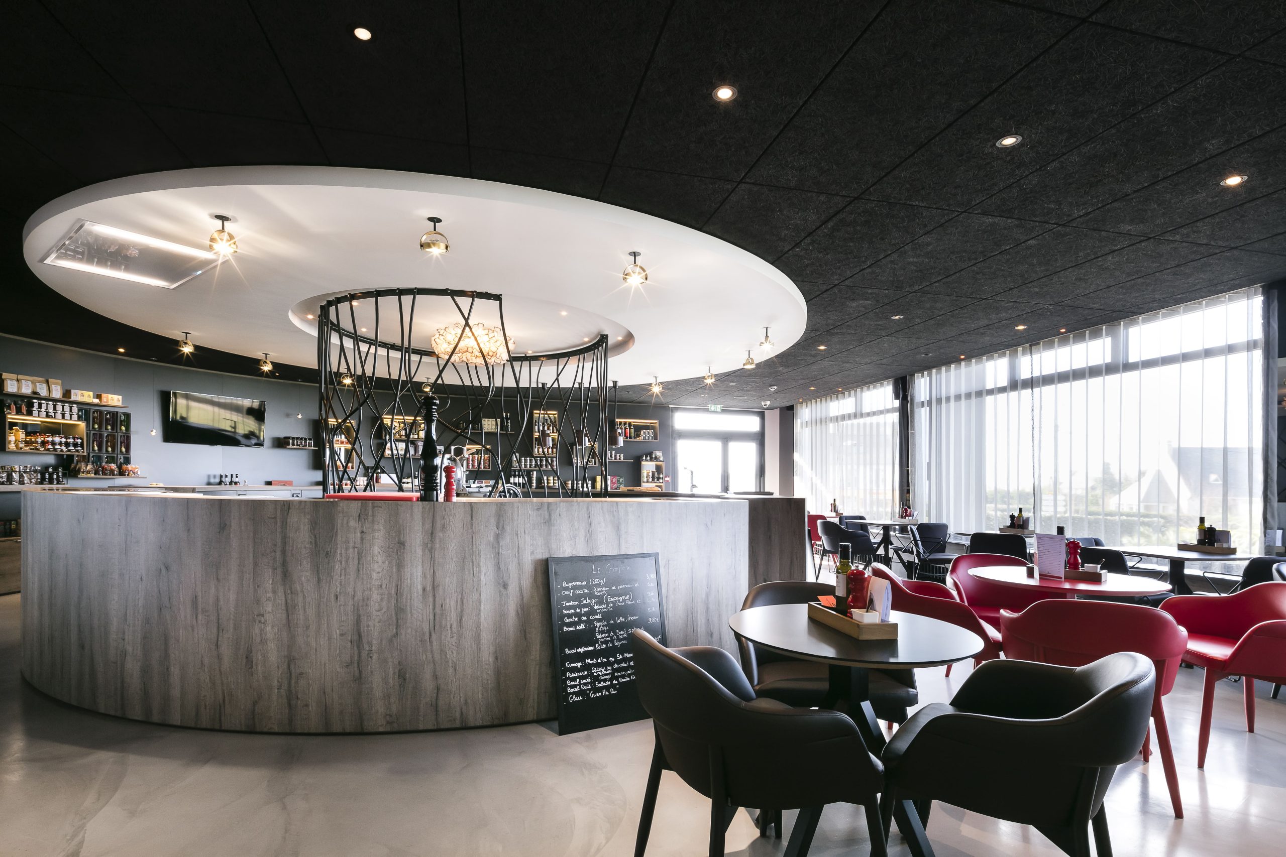 restaurant hotel décoré par des références sur mesure en staff de chez Staff Décor